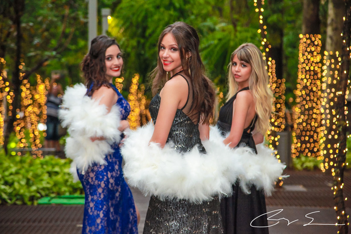 Ensaio Fotografico meninas amigas loira vestidos gala gaby carol karina avenida paulista luzes natal decoração são paulo parque da luz