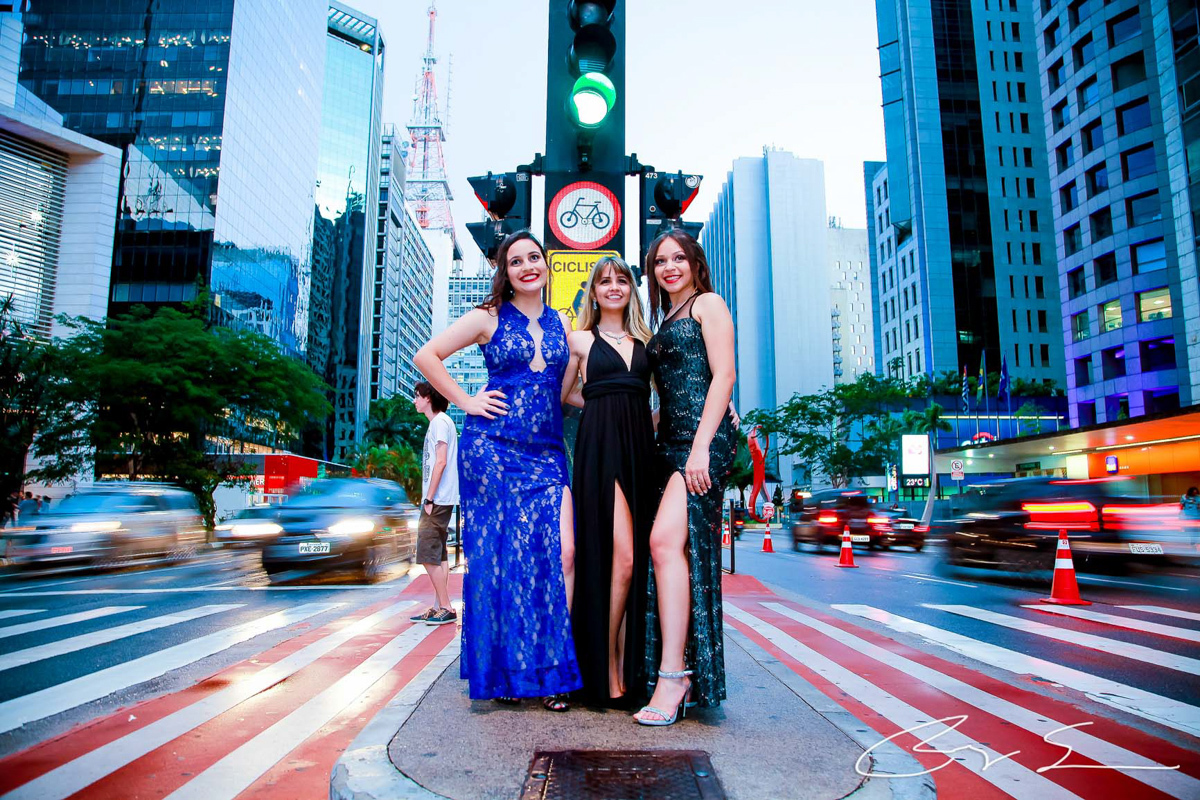 Ensaio Fotografico meninas amigas loira vestidos gala gaby carol karina avenida paulista luzes natal decoração são paulo parque da luz chuva rua molhada