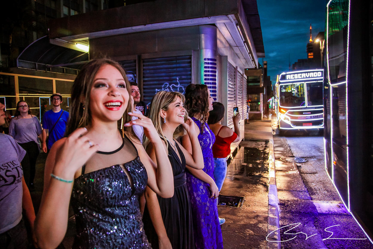 Ensaio Fotografico meninas amigas loira vestidos gala gaby carol karina avenida paulista luzes natal decoração são paulo parque da luz chuva rua molhada ônibus iluminado decorado