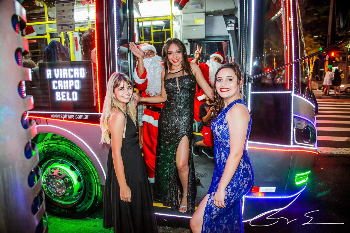 Ensaio Fotografico meninas amigas loira vestidos gala gaby carol karina avenida paulista luzes natal decoração são paulo parque da luz chuva rua molhada ônibus iluminado decorado motorista
