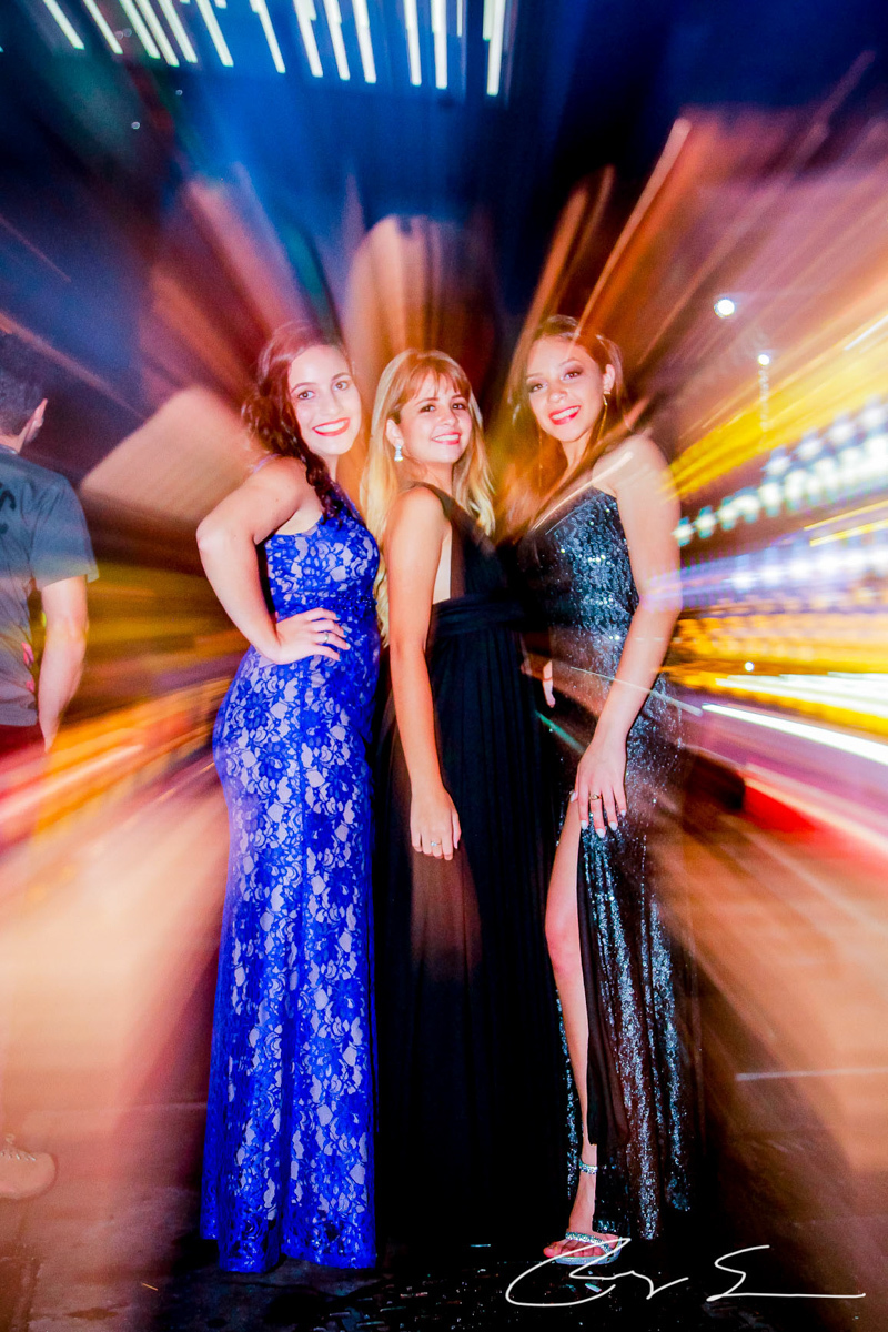 Ensaio Fotografico meninas amigas loira vestidos gala gaby carol karina avenida paulista luzes natal decoração são paulo parque da luz chuva rua molhada ônibus iluminado decorado