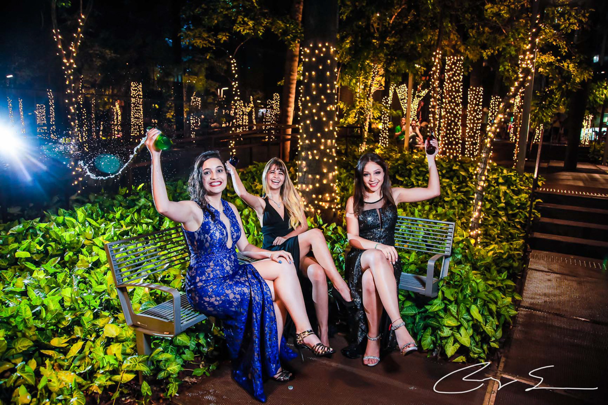 Ensaio Fotografico meninas amigas loira vestidos gala gaby carol karina avenida paulista luzes natal decoração são paulo parque da luz chuva rua molhada ônibus iluminado decorado praça sentadas jardim brinde champagne cerveja brinde