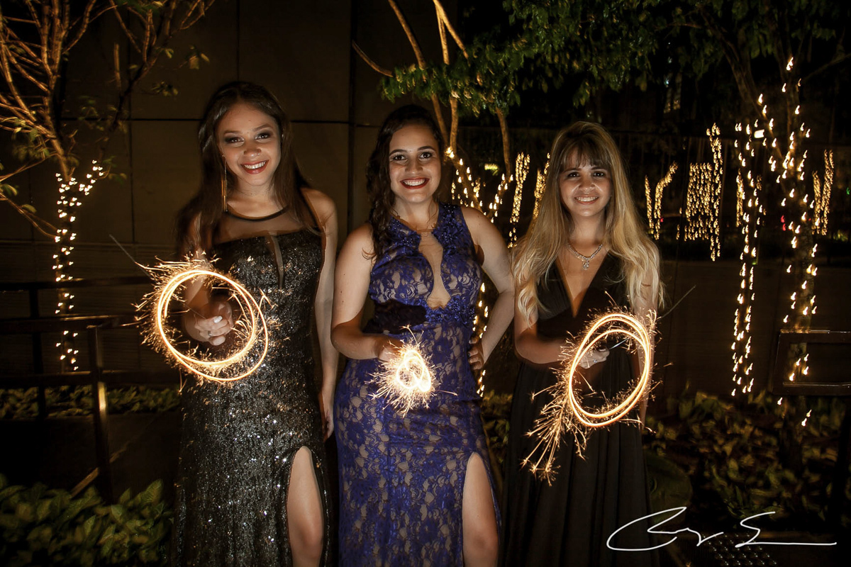 Ensaio Fotografico meninas amigas loira vestidos gala gaby carol karina avenida paulista luzes natal decoração são paulo parque da luz chuva rua molhada ônibus iluminado decorado praça sentadas jardim brinde light paint