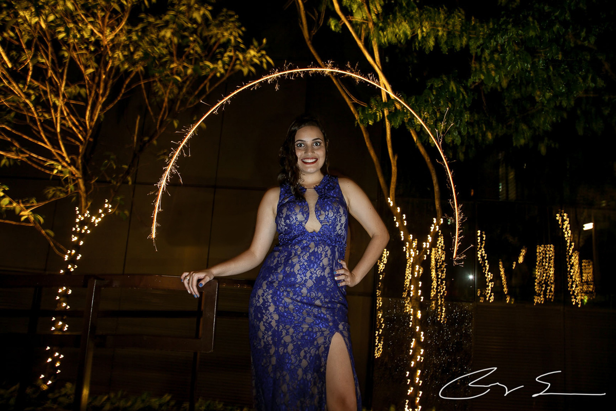 Ensaio Fotografico meninas amigas loira vestidos gala gaby carol karina avenida paulista luzes natal decoração são paulo parque da luz chuva rua molhada ônibus iluminado decorado praça sentadas jardim brinde light paint