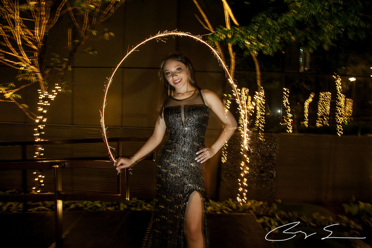 Ensaio Fotografico meninas amigas loira vestidos gala gaby carol karina avenida paulista luzes natal decoração são paulo parque da luz chuva rua molhada ônibus iluminado decorado praça sentadas jardim brinde light paint