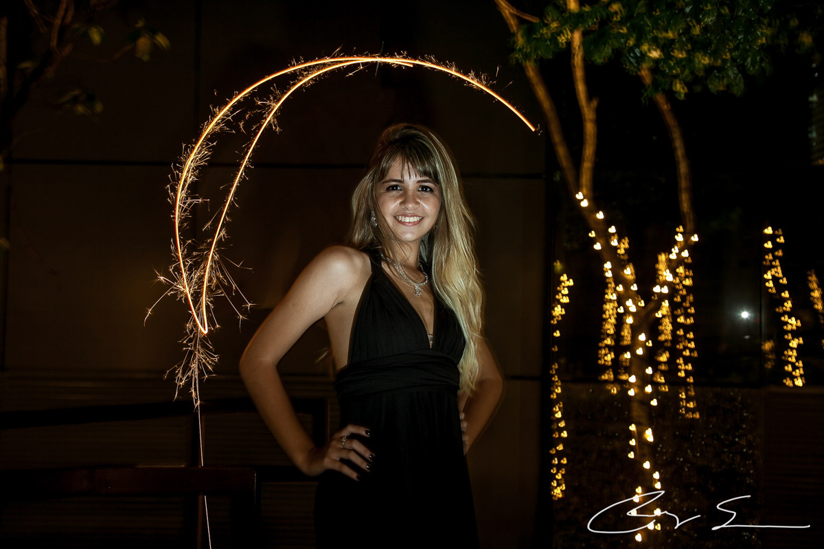 Ensaio Fotografico meninas amigas loira vestidos gala gaby carol karina avenida paulista luzes natal decoração são paulo parque da luz chuva rua molhada ônibus iluminado decorado praça sentadas jardim brinde light paint