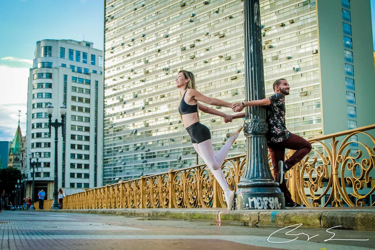 Viaduto Santa Efigência dois dançarinos horário da tarde juntos felizes amigos dança arte poste prédios céu arquitetura loira moreno sapatilha meia calça jeans camisa florida flores tênis preto allstar