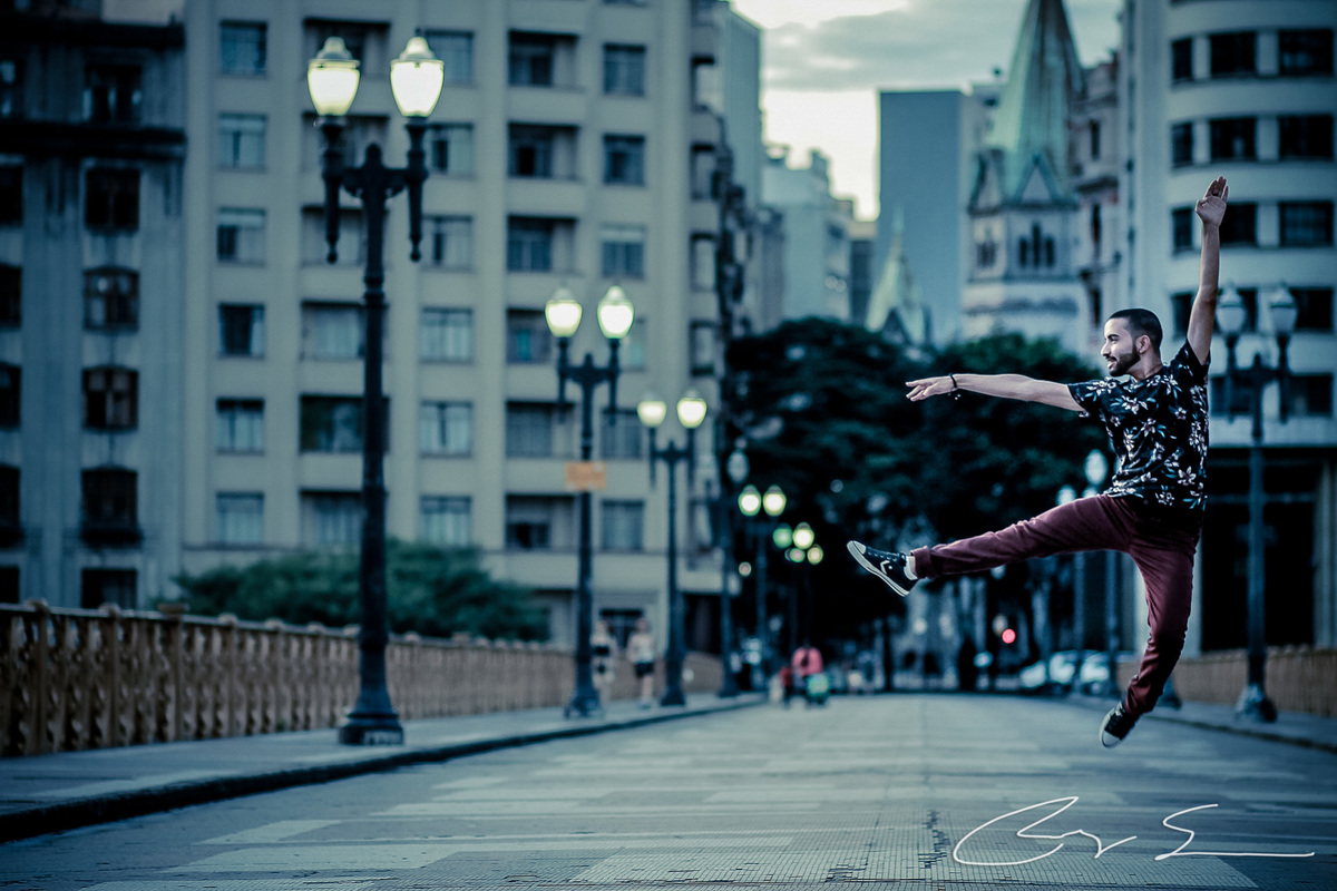 Viaduto Santa Efigência dançarino horário da tarde juntos feliz dança arte poste prédios céu arquitetura moreno sapatilha meia calça cabelos curtos pretos