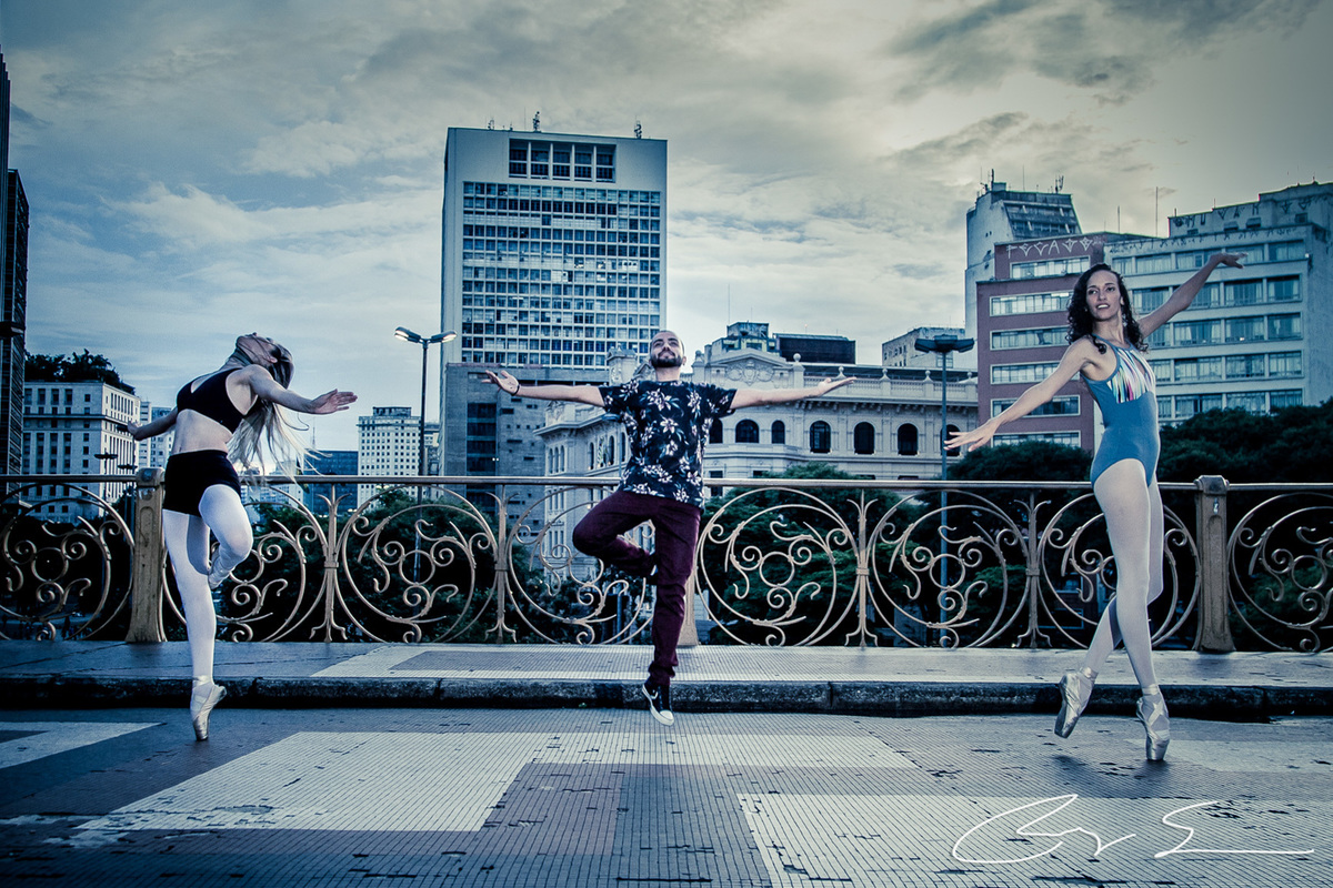 Viaduto Santa Efigência dois dançarinos horário da tarde juntos felizes amigos dança arte poste prédios céu arquitetura loira moreno sapatilha meia calça jeans camisa florida flores tênis preto allstar vôo
