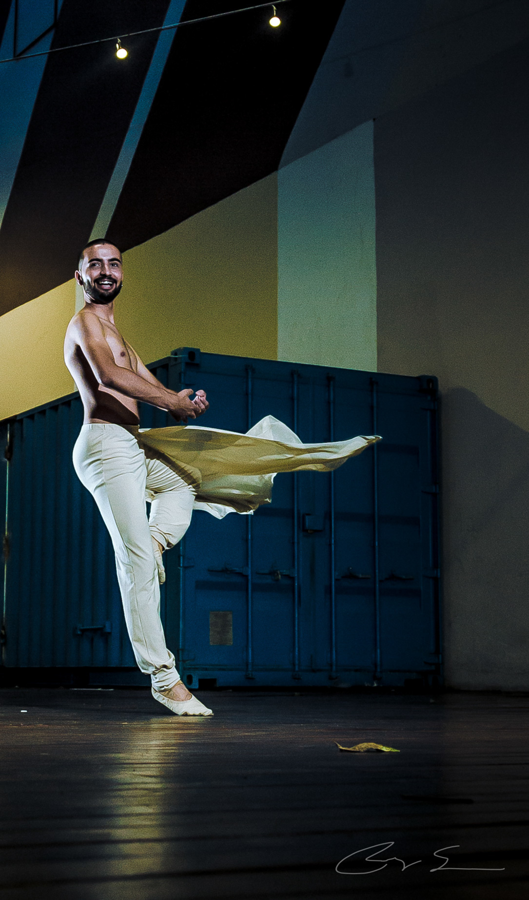 Viaduto Santa Efigência dançarino horário da tarde juntos feliz dança arte poste prédios céu arquitetura moreno sapatilha meia calça cabelos curtos pretos solo sozinho ballet grafite