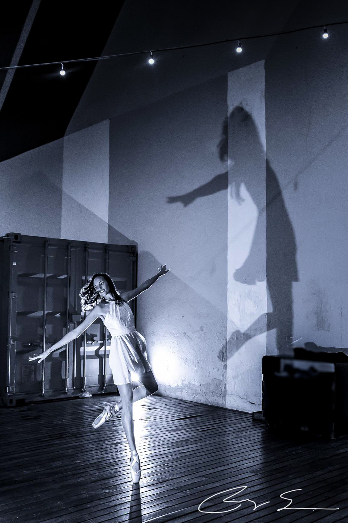 Largo de São Bento São Paulo dançarina horário da tarde juntos feliz dança arte poste prédios céu arquitetura morena sapatilha meia calça cabelos longos cacheados pretos grafite preto e branco