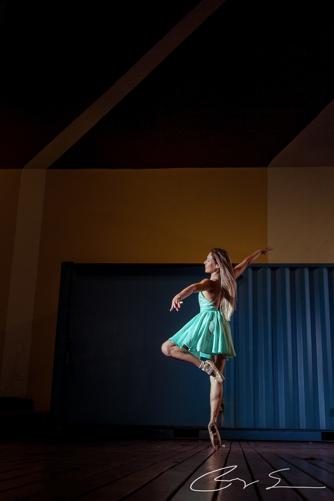 Largo de São Bento centro da cidade de São Paulo noite por do sol dançarina horário da tarde juntos feliz dança arte poste prédios céu arquitetura loira sapatilha meia calça cabelos longos lisos dourados grafite conteiner