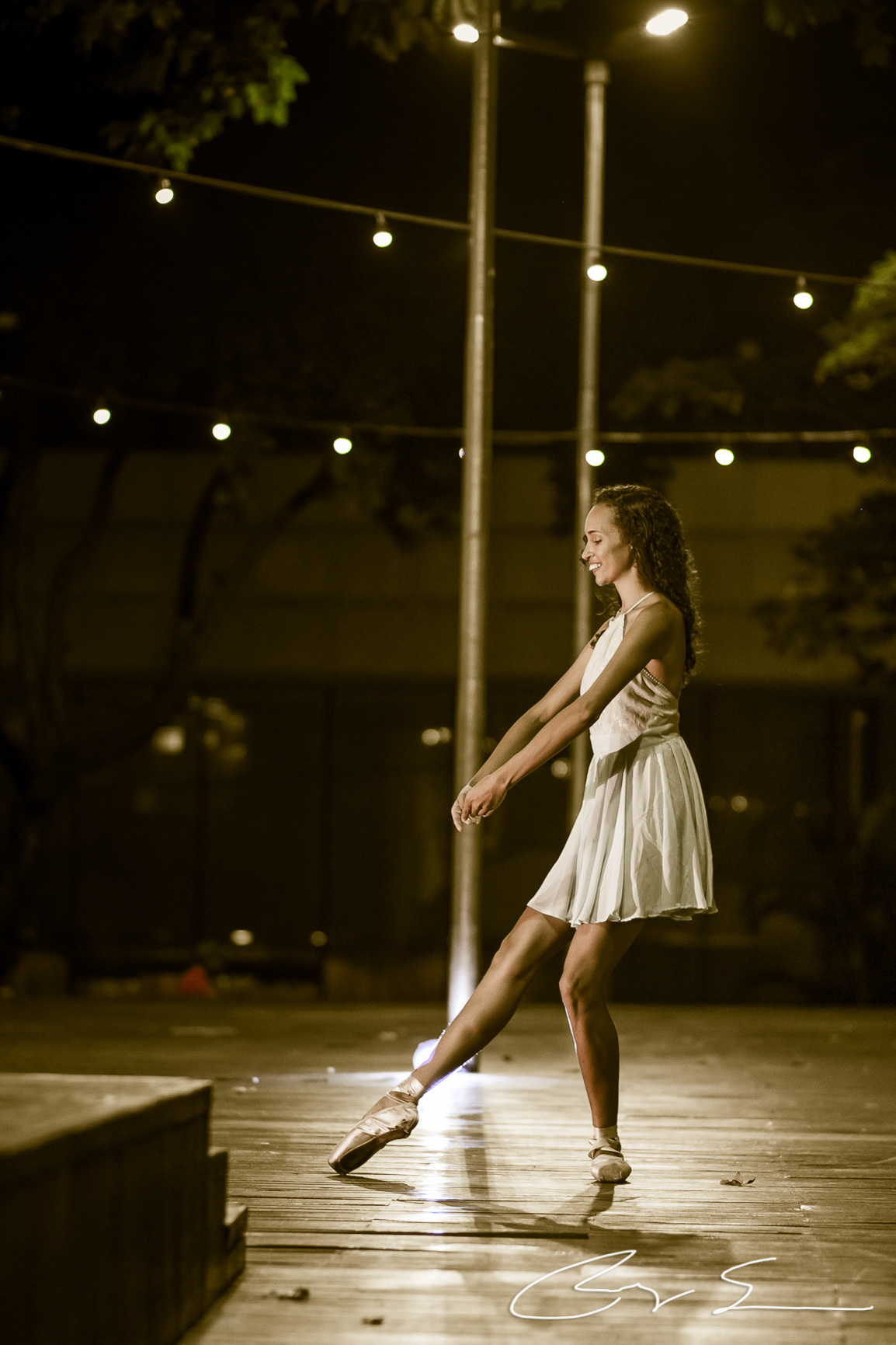 Largo de São Bento centro da cidade de São Paulo noite por do sol dançarina horário da tarde juntos feliz dança arte poste prédios céu arquitetura loira sapatilha meia calça cabelos longos cacheados pretos