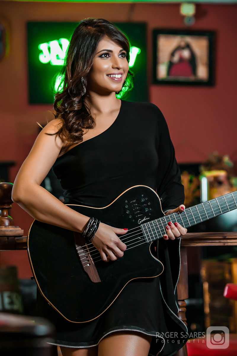 myrella nascimento artista cantora violonista mpb atriz bossa nova fotos de divulgação profissionais ensaio fotografico pose guitarra violao salao barbearia maquiagem cabelo penteado feliz tocando sorrindo
