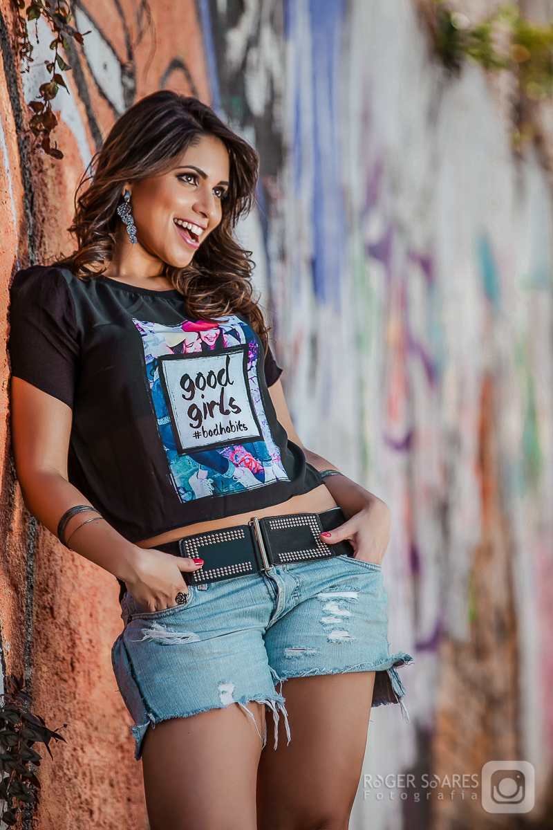 myrella nascimento artista cantora violonista mpb atriz bossa nova fotos de divulgação profissionais ensaio fotografico pose guitarra violao salao maquiagem cabelo penteado rua esquina beco grafite pixação shorts jeans camisetinha jovem teen sorriso