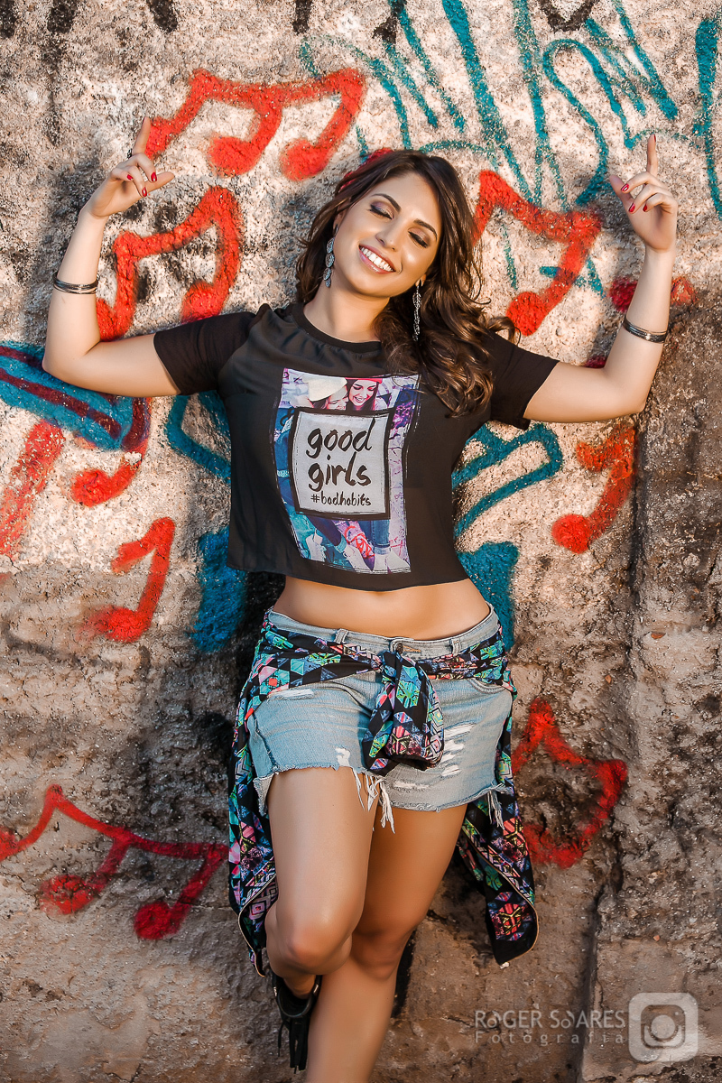 myrella nascimento artista cantora violonista mpb atriz bossa nova fotos de divulgação profissionais ensaio fotografico pose guitarra violao salao pacaembu beco grafite grafitado pixado cores acessórios maquiagem hair penteado poste brincadeira pixar