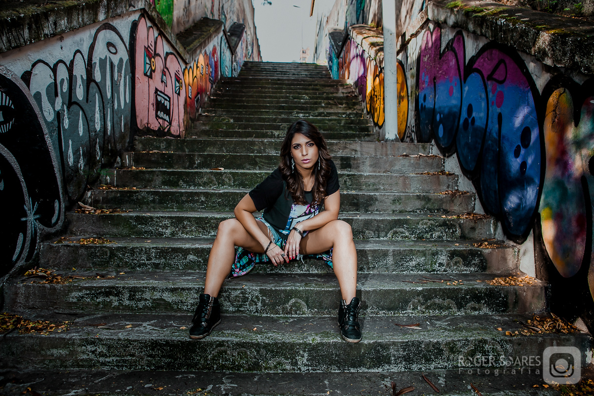 myrella nascimento artista cantora violonista mpb atriz bossa nova fotos de divulgação profissionais ensaio fotografico pose guitarra violao salao pacaembu beco grafite grafitado pixado cores acessórios escadaria suja degraus