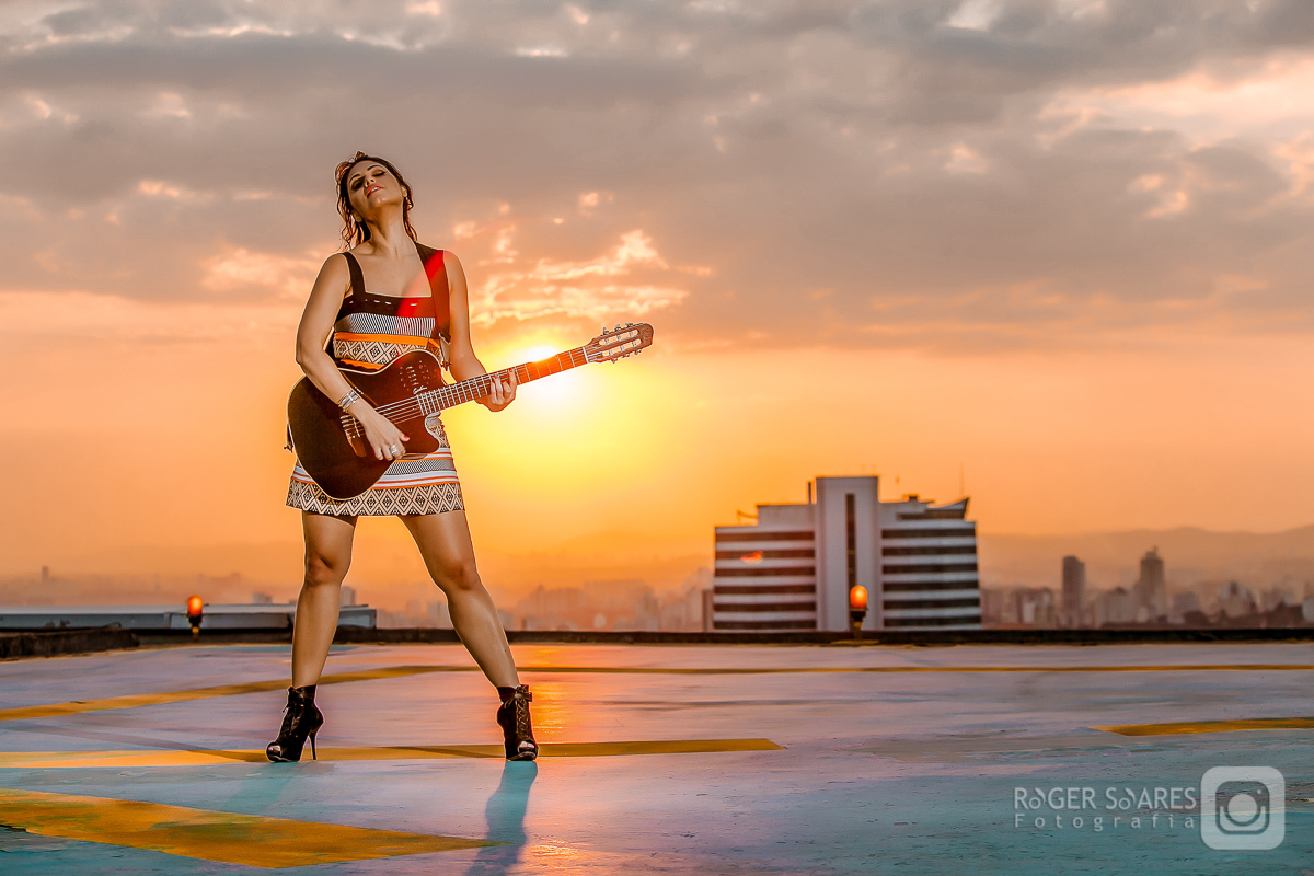 myrella nascimento artista cantora violonista mpb atriz bossa nova fotos de divulgação profissionais ensaio fotografico pose guitarra violao salao pacaembu beco grafite grafitado pixado cores acessórios heliponto heliporto tocar sol por do