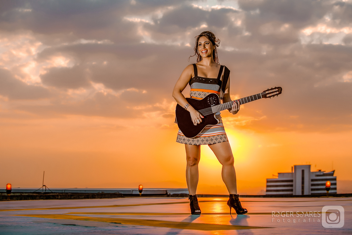 myrella nascimento artista cantora violonista mpb atriz bossa nova fotos de divulgação profissionais ensaio fotografico pose guitarra violao salao pacaembu beco grafite grafitado pixado cores acessórios heliponto heliporto sol por do vestido colorido