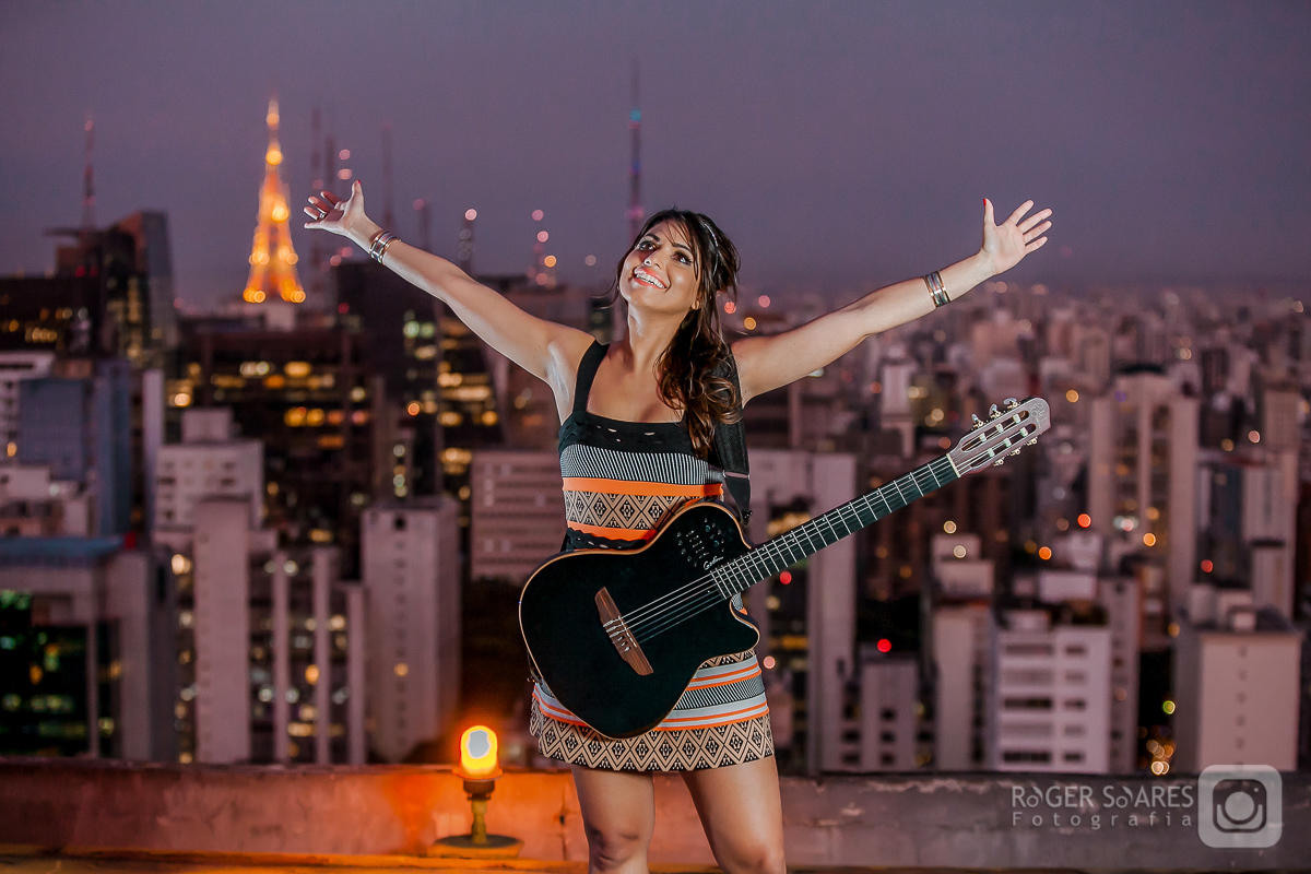 myrella nascimento artista cantora violonista mpb atriz bossa nova fotos de divulgação profissionais ensaio fotografico pose guitarra violao salao pacaembu beco grafite grafitado pixado cores acessórios heliponto heliporto sol sao paulo cidade paulista