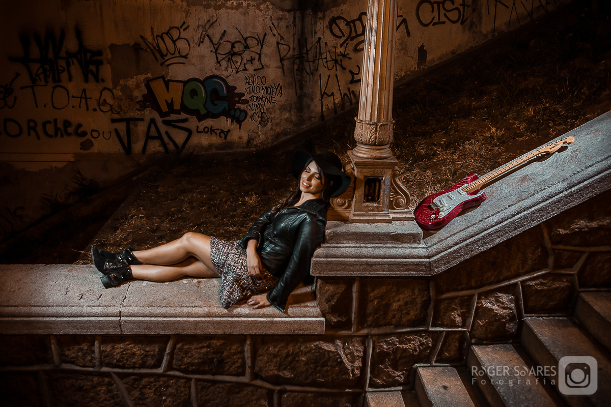 myrella nascimento artista cantora violonista mpb atriz bossa nova fotos de divulgação profissionais ensaio fotografico pose guitarra violao salao pacaembu beco grafite brincadeira escadaria bixiga bela vista pessoas meio central CD SINGLE MUSIC