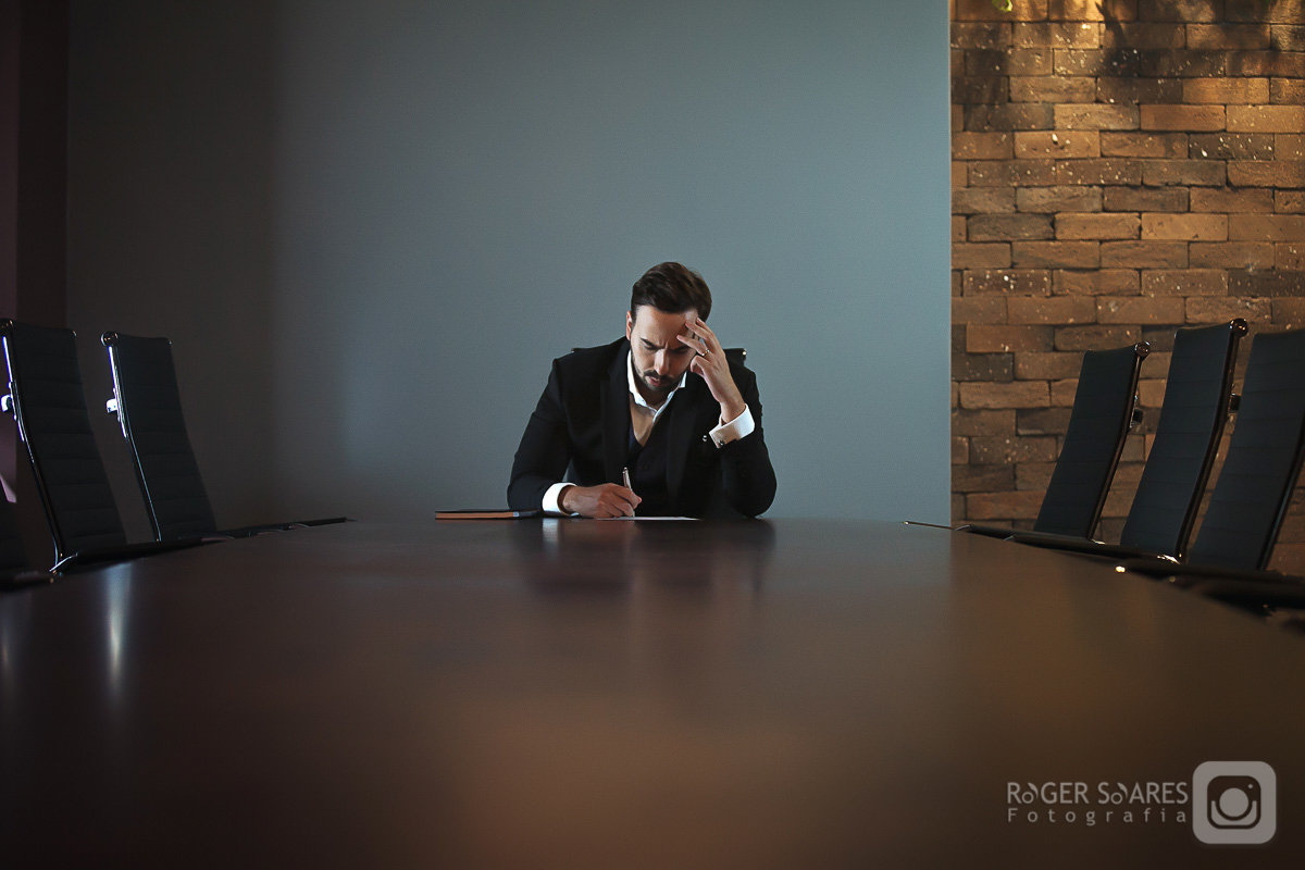 Retratos Profissionais Empresariais Sócios CEO CEFO Diretoria Diretores Proprietários Casal Fotos em Estúdio Fotográfico Portfólio Advogados Advocacia Direito Agronegócio Fotos Posadas Revista Editorial Homem Reunião Contrato Sala Mesa Cadeiras