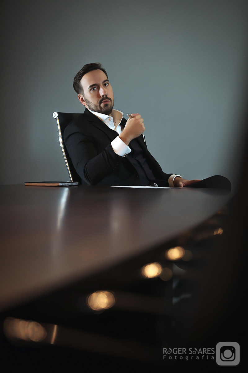 Retratos Profissionais Empresariais Sócios CEO CEFO Diretoria Diretores Proprietários Casal Fotos em Estúdio Fotográfico Portfólio Advogados Advocacia Direito Agronegócio Fotos Posadas Revista Editorial Homem Reunião Contrato Sala Mesa Cadeiras