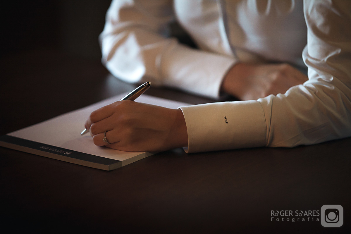 Retratos Profissionais Empresariais Sócios CEO CEFO Diretoria Diretores Proprietários Casal Fotos em Estúdio Fotográfico Portfólio Advogados Advocacia Direito Agronegócio Fotos Posadas Revista Editorial Homem Reunião Contrato Sala Mesa Cadeiras Caneta