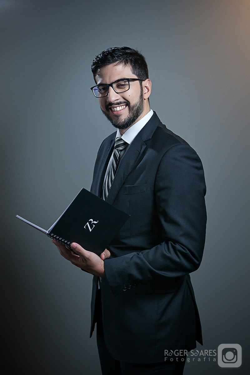 Retratos Profissionais de advogados em estúdio fotografico em São Paulo Direito Advocacia Fotografia Empresarial Homem Mulher Fundo Branco Terno Processo Formalidade Autoridade Gravata vestido Escritório Midia Revista Imprensa caderno personalizado logo