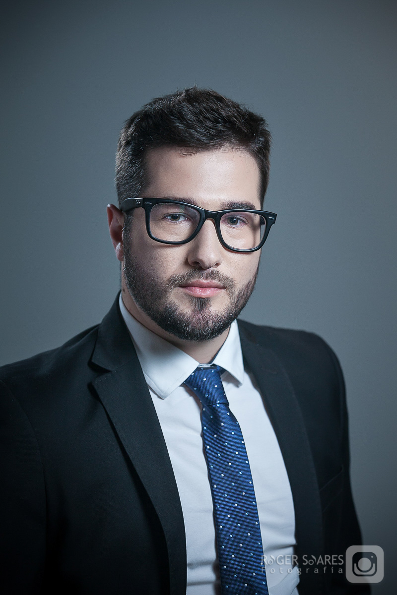 Retratos Profissionais de advogados em estúdio fotografico em São Paulo Direito Advocacia Fotografia Empresarial Homem Mulher Fundo Branco Terno Processo Formalidade Autoridade Gravata vestido Escritório Midia Revista Imprensa óculos homem