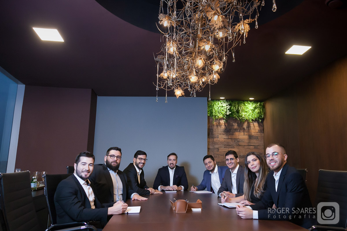 Retratos Profissionais de advogados em estúdio fotografico em São Paulo Direito Advocacia Fotografia Empresarial Homem Mulher Fundo Branco Terno Processo Formalidade Autoridade Gravata vestido Escritório Midia Revista Imprensa sala de reunião homens