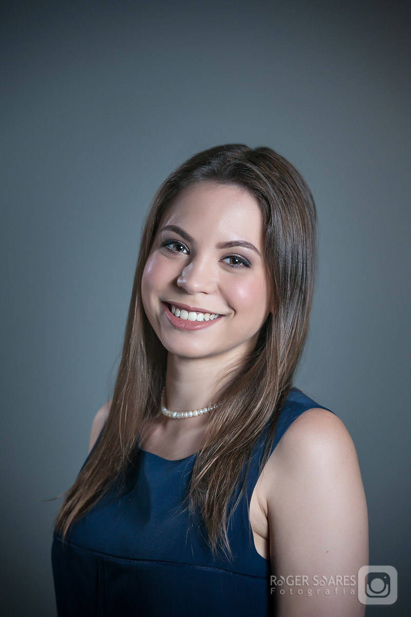 Retratos Profissionais de advogados em estúdio fotografico em São Paulo Direito Advocacia Fotografia Empresarial Homem Mulher Fundo Branco Terno Processo Formalidade Autoridade Gravata vestido Escritório Midia Revista Imprensa mulher sorriso advogada