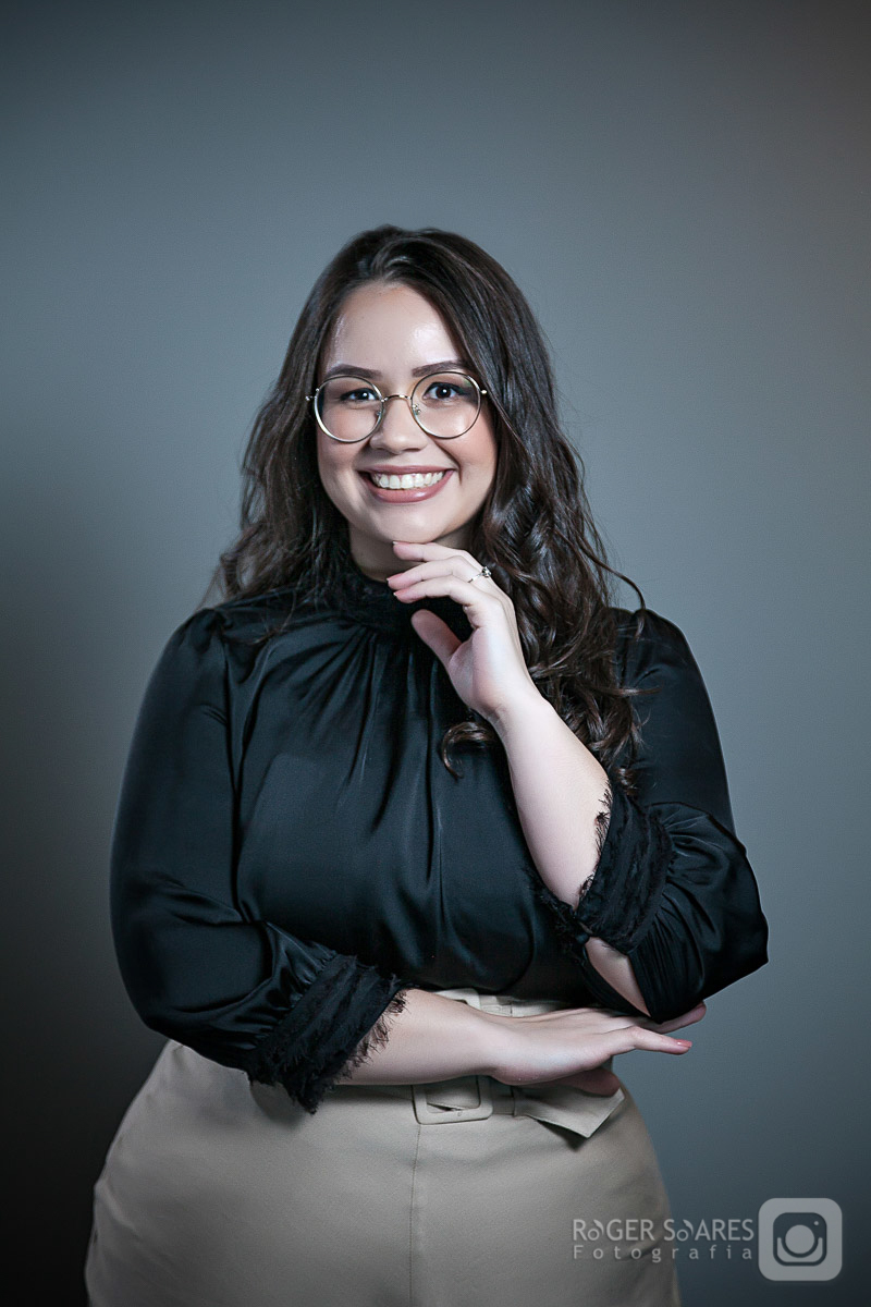 Retratos Profissionais de advogados em estúdio fotografico em São Paulo Direito Advocacia Fotografia Empresarial Homem Mulher Fundo Branco Terno Processo Formalidade Autoridade Gravata vestido Escritório Midia Revista Imprensa óculos mulher sorrindo