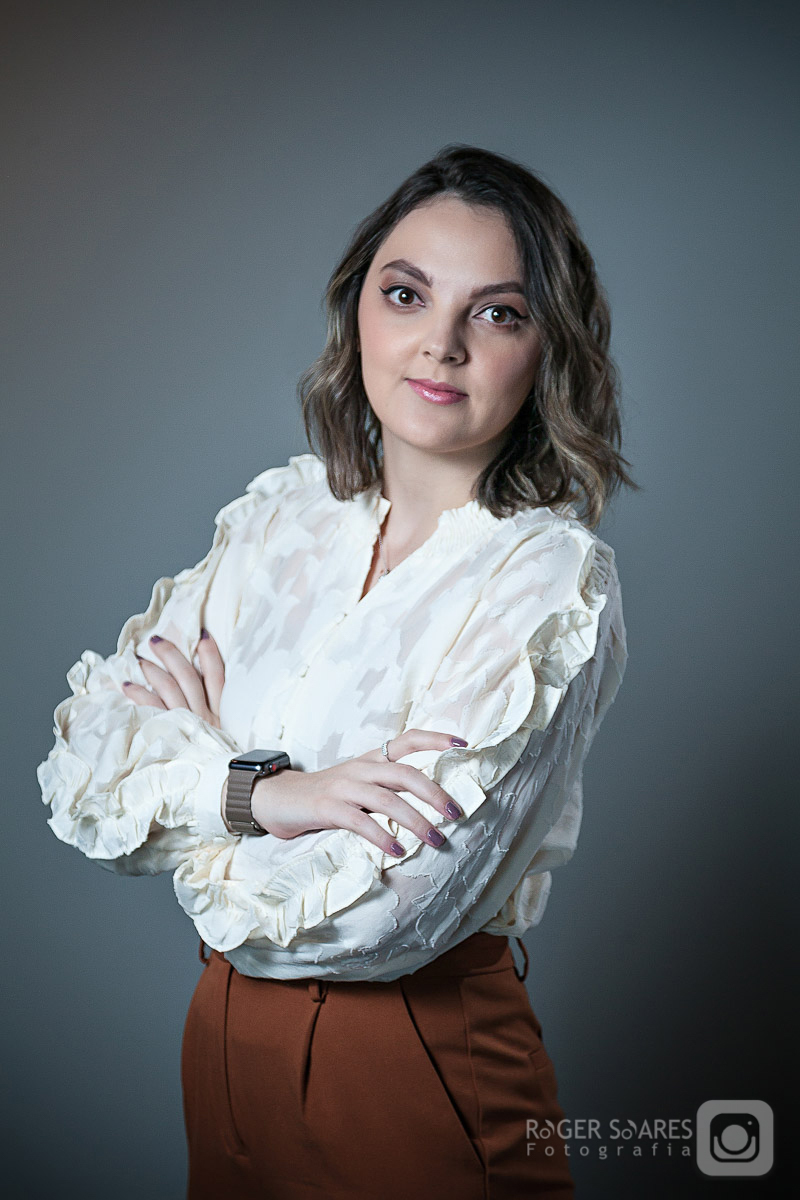 Retratos Profissionais de advogados em estúdio fotografico em São Paulo Direito Advocacia Fotografia Empresarial Homem Mulher Fundo Branco Terno Processo Formalidade Autoridade Gravata vestido Escritório Midia Revista Imprensa Terninho Mulher Loira Branca