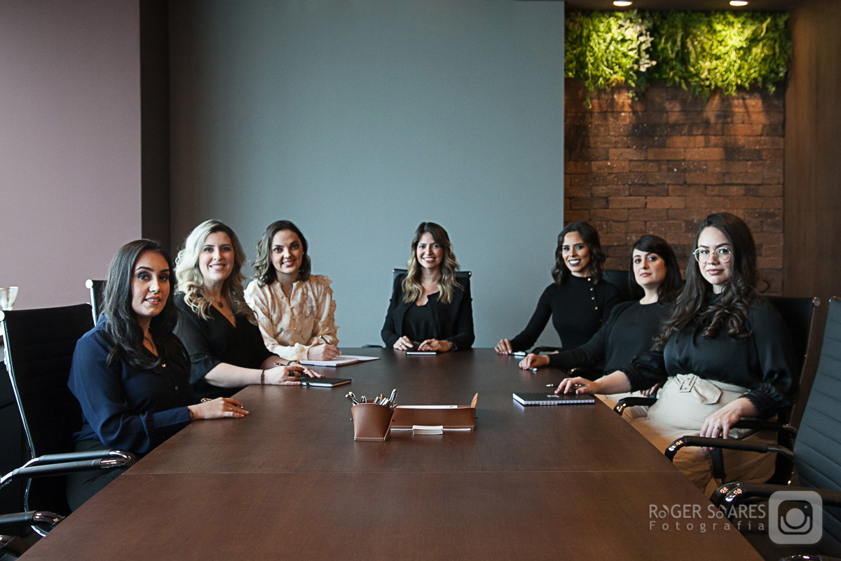 Retratos Profissionais de advogados em estúdio fotografico em São Paulo Direito Advocacia Fotografia Empresarial Homem Mulher Fundo Branco Terno Processo Formalidade Autoridade  vestido Escritório Midia Revista Imprensa Sala Reunião Mulheres Poderosas