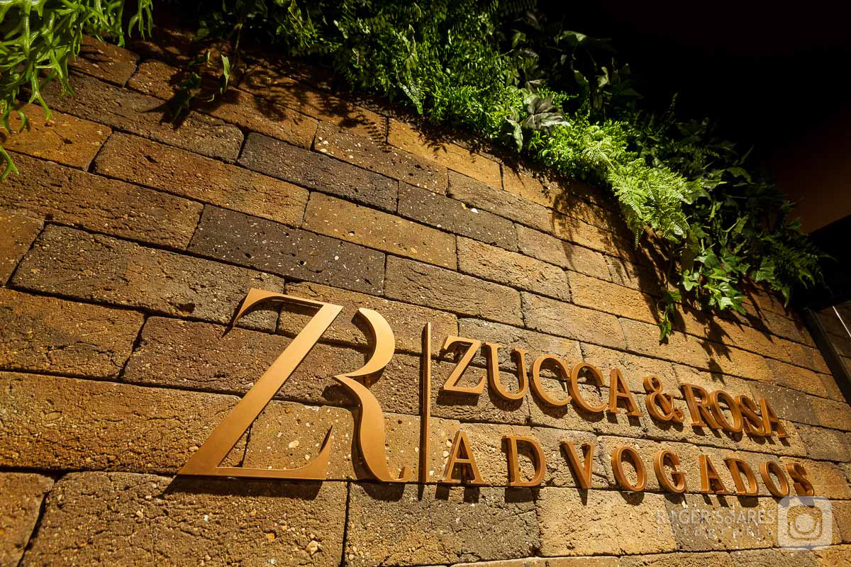 Sala Hall de Entrada Recepção Logotipo Marca Desing de Interiores Decoração Flores Pedras Verde Mesas Tampos Sofá reunião Advogados Advocacia Direito Prédio Torre Empresarial Nestle Avenida das Nações Unidas Marginal Pinheiros São Paulo Capital Google 