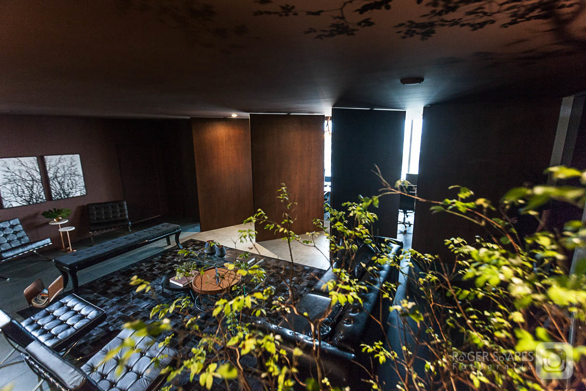 Sala Hall de Entrada Recepção Logotipo Marca Desing de Interiores Decoração Flores Pedras Verde Mesas Tampos Sofá reunião Advogados Advocacia Direito Prédio Torre Empresarial Nestle Avenida das Nações Unidas Marginal Pinheiros São Paulo Capital Flores