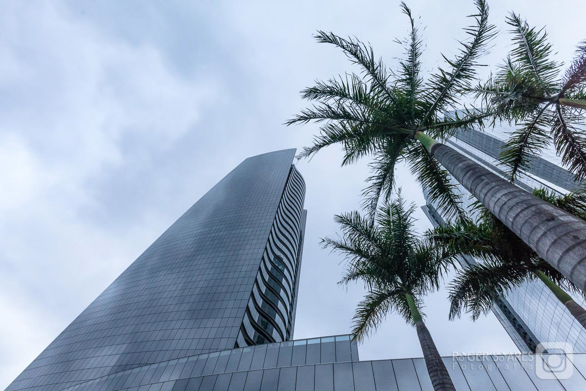 Sala Hall de Entrada Recepção Logotipo Marca Desing de Interiores Decoração Flores Pedras Verde Mesas Tampos Sofá reunião Advogados Advocacia Direito Prédio Torre Empresarial Nestle Avenida das Nações Unidas Marginal Pinheiros São Paulo Capital Arvores