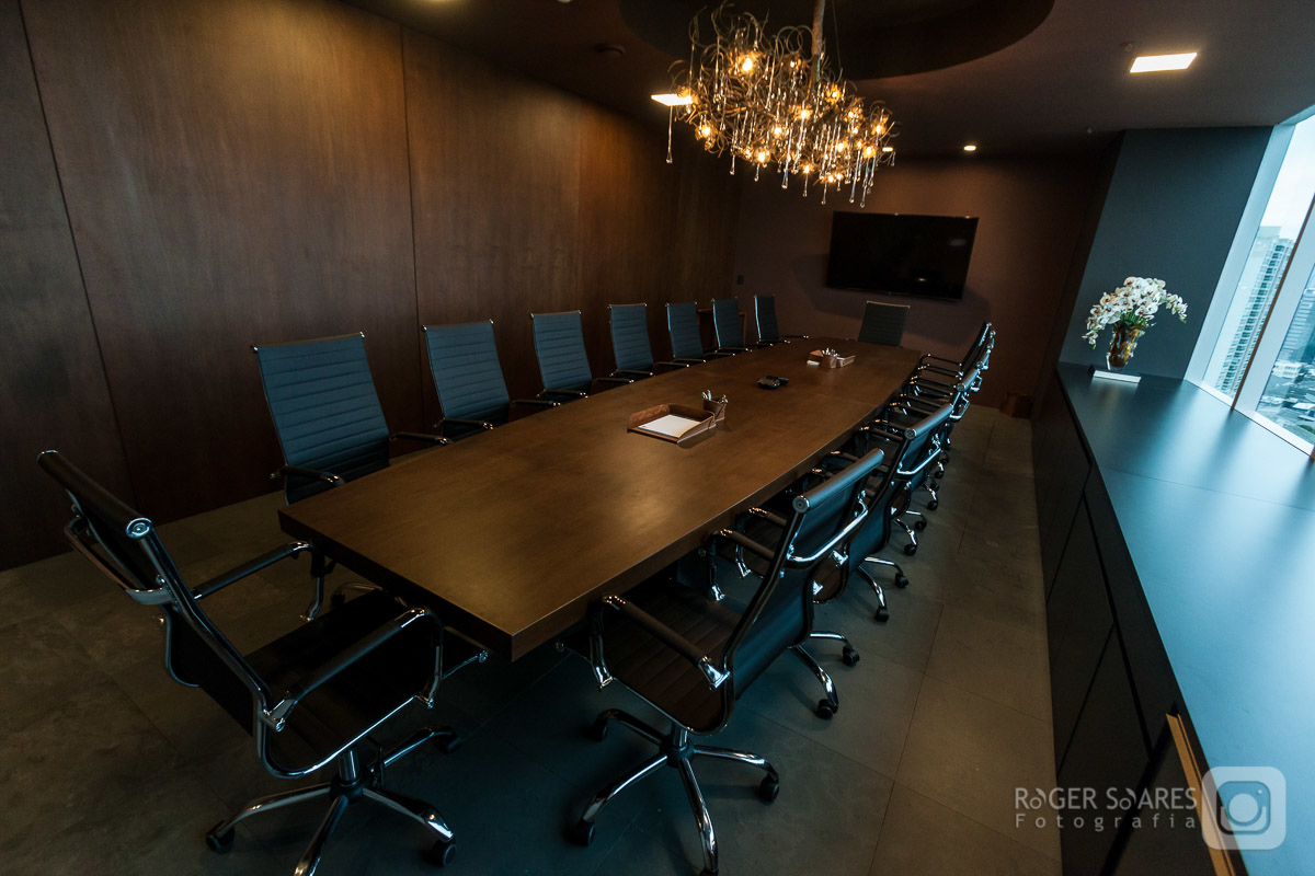 Sala Hall de Entrada Recepção Logotipo Marca Desing de Interiores Decoração Flores Mesas Tampos Sofá reunião Advogados Advocacia Direito Prédio Torre Empresarial Nestle Avenida das Nações Unidas Marginal Pinheiros São Paulo Capital Flores Lustres Janelas