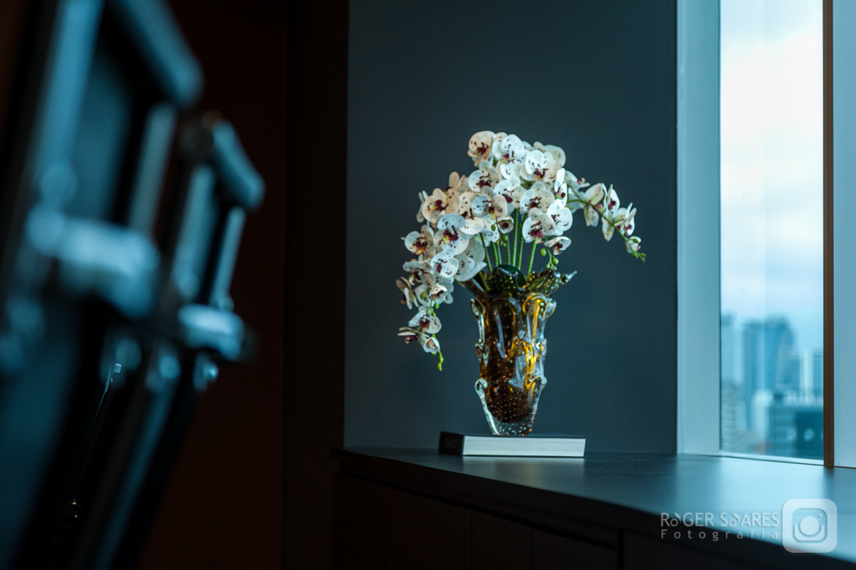 Sala Hall de Entrada Recepção Logotipo Marca Desing de Interiores Decoração Flores Mesas Tampos Sofá reunião Advogados Advocacia Direito Prédio Torre Empresarial Nestle Avenida das Nações Unidas Marginal Pinheiros São Paulo Capital Flores Lustres Janelas