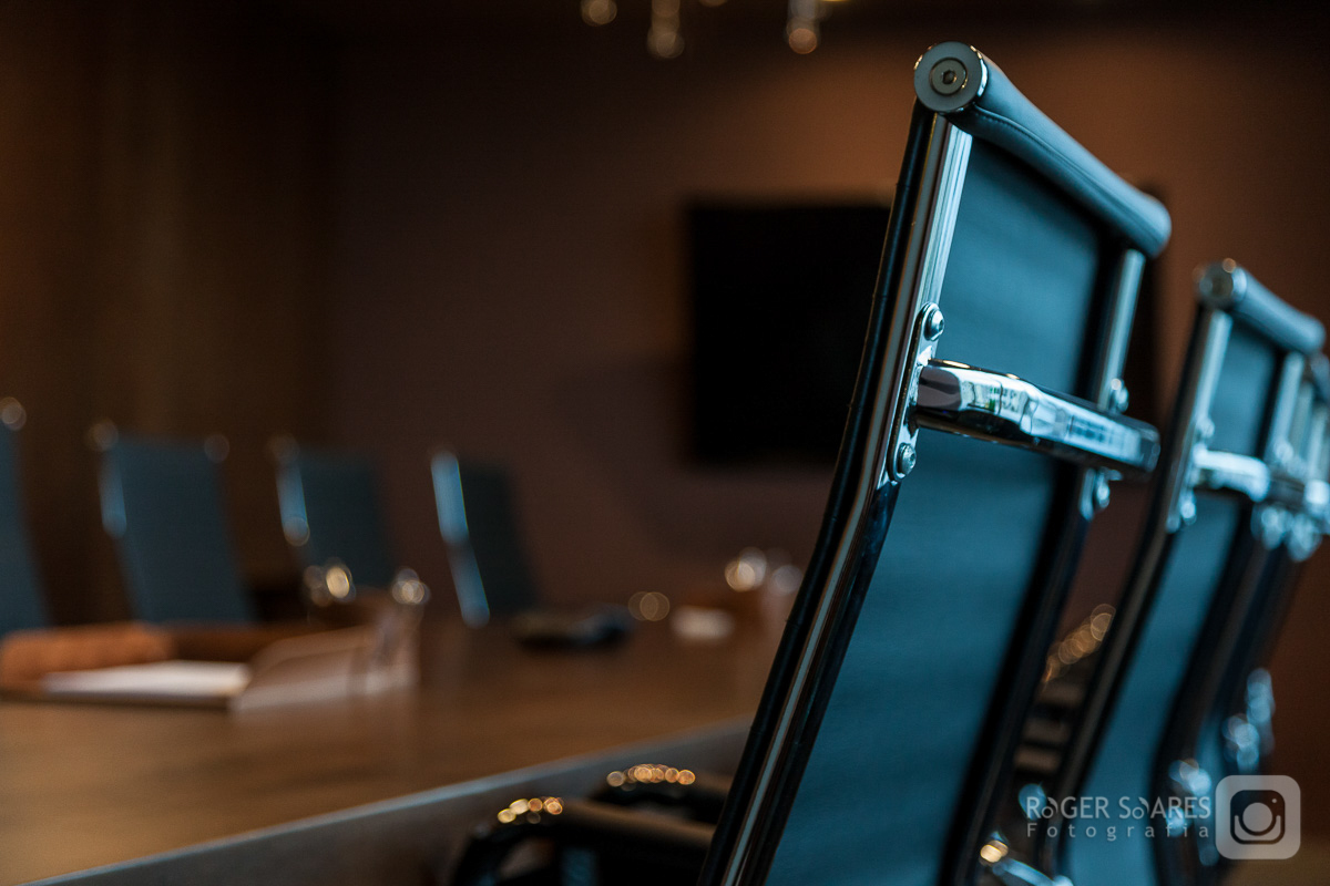 Sala Hall de Entrada Recepção Logotipo Marca Desing de Interiores Decoração Flores Mesas Tampos Sofá reunião Advogados Advocacia Direito Prédio Torre Empresarial Nestle Avenida das Nações Unidas Marginal Pinheiros São Paulo Capital Flores Lustres Janelas