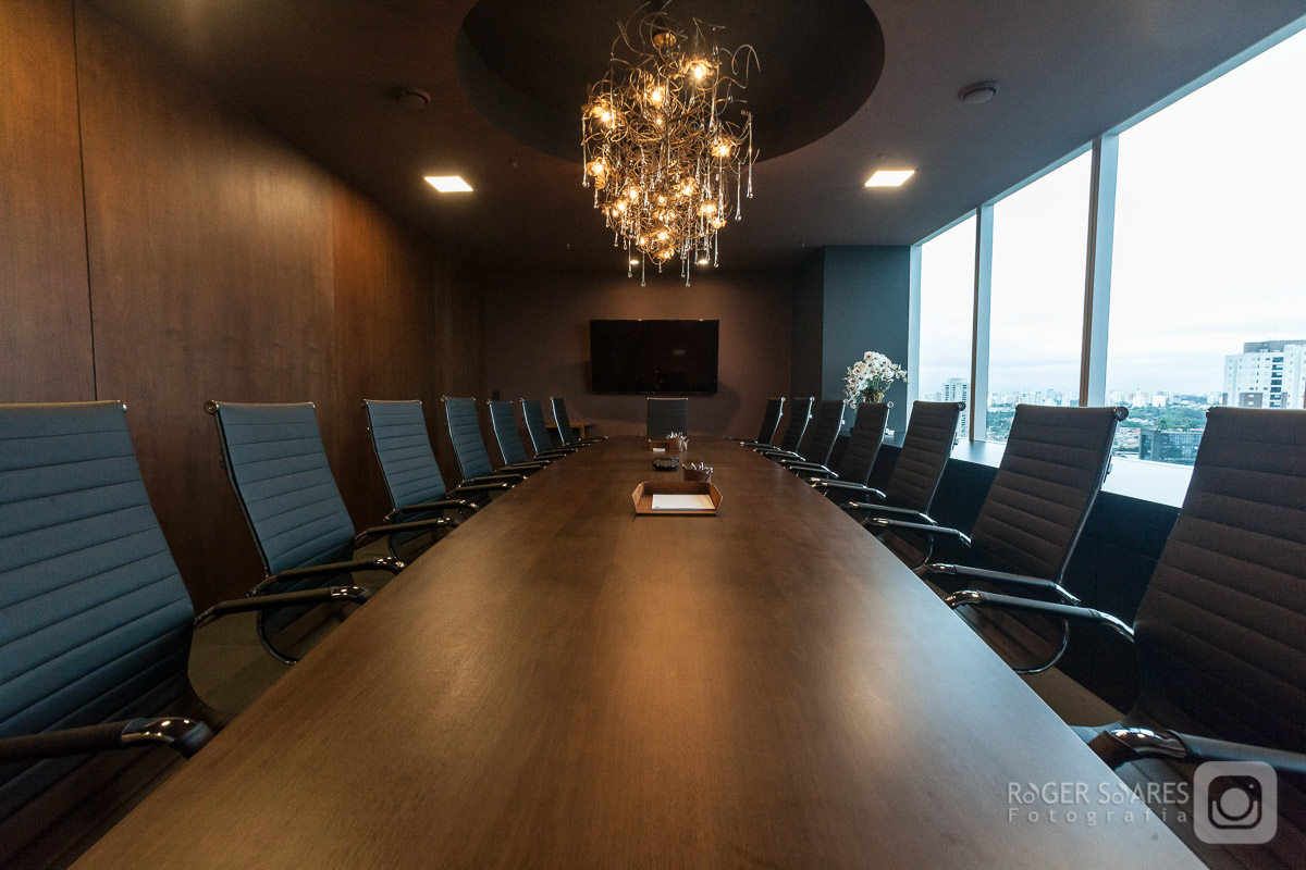 Sala Hall de Entrada Recepção Logotipo Marca Desing de Interiores Decoração Flores Mesas Tampos Sofá reunião Advogados Advocacia Direito Prédio Torre Empresarial Nestle Avenida das Nações Unidas Marginal Pinheiros São Paulo Capital Flores Lustres Janelas