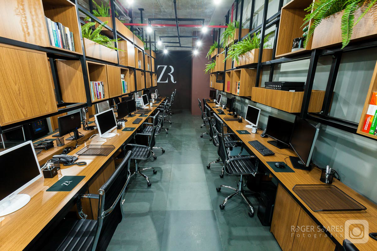 Sala Hall de Entrada Recepção Logotipo Marca Desing de Interiores Decoração Flores Mesas Tampos Sofá reunião Advogados Advocacia Direito Prédio Torre Empresarial Nestle Avenida das Nações Unidas Marginal Pinheiros São Paulo Capital Escritório PC Notebook