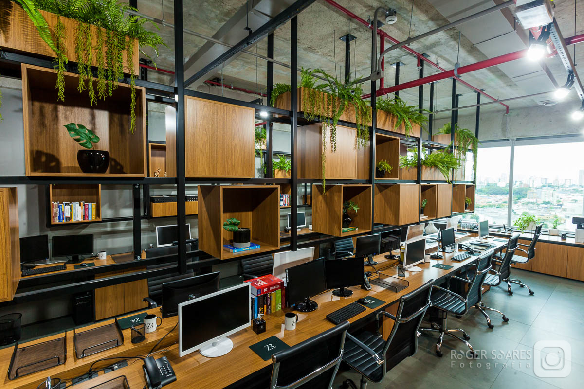 Sala Hall de Entrada Recepção Logotipo Marca Desing de Interiores Decoração Flores Mesas Tampos Sofá reunião Advogados Advocacia Direito Prédio Torre Empresarial Nestle Avenida das Nações Unidas Marginal Pinheiros São Paulo Capital Escritório PC Notebook