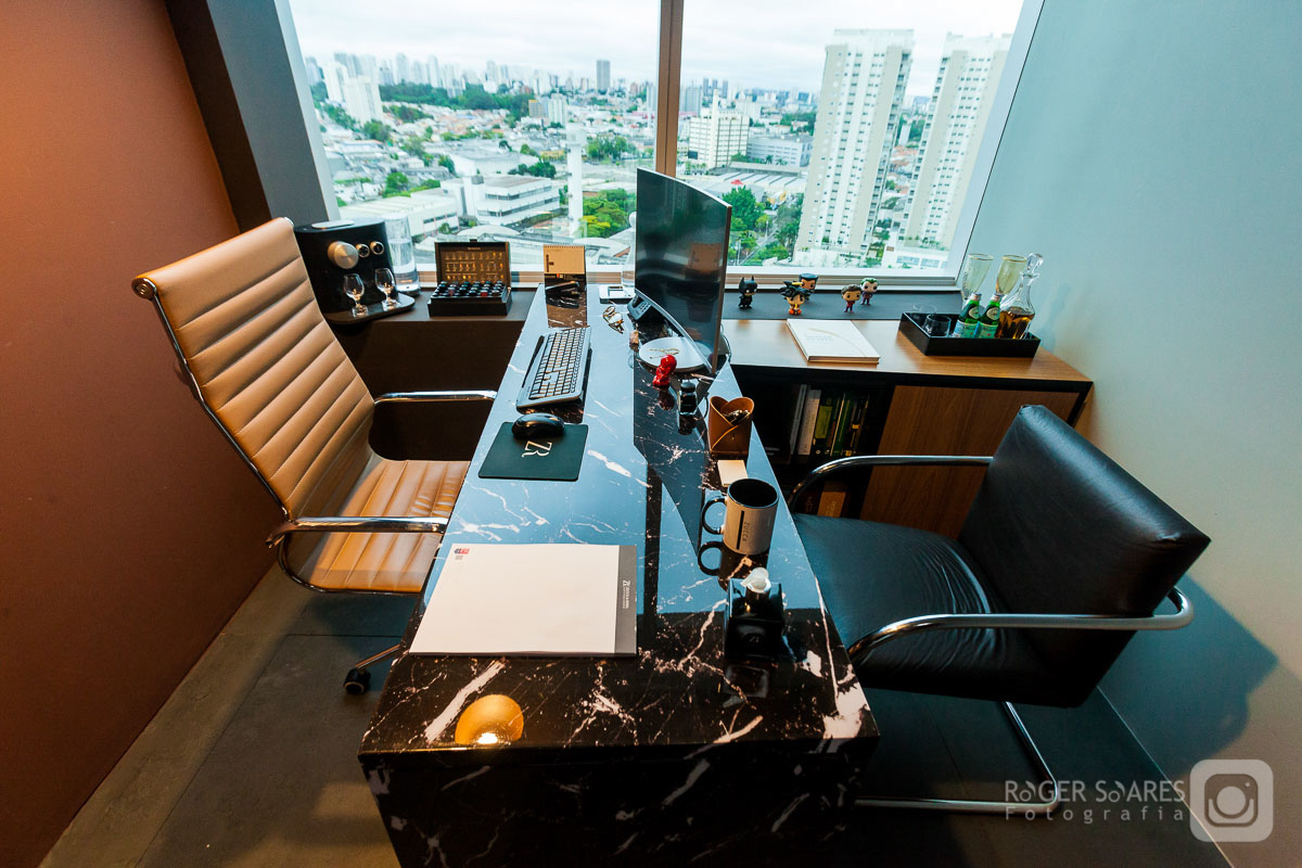 Sala Hall de Entrada Recepção Logotipo Marca Desing de Interiores Decoração Flores Mesas Tampos Sofá reunião Advogados Advocacia Direito Prédio Torre Empresarial Nestle Avenida das Nações Unidas Marginal Pinheiros São Paulo Capital Escritório PC Notebook