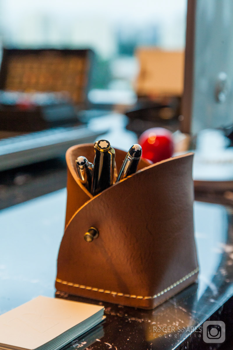 Sala Hall de Entrada Recepção Logotipo Marca Desing de Interiores Decoração Flores Mesas Tampos Sofá reunião Advogados Advocacia Direito Prédio Torre Empresarial Nestle Avenida das Nações Unidas Marginal Pinheiros São Paulo Capital Caneta Montblanc