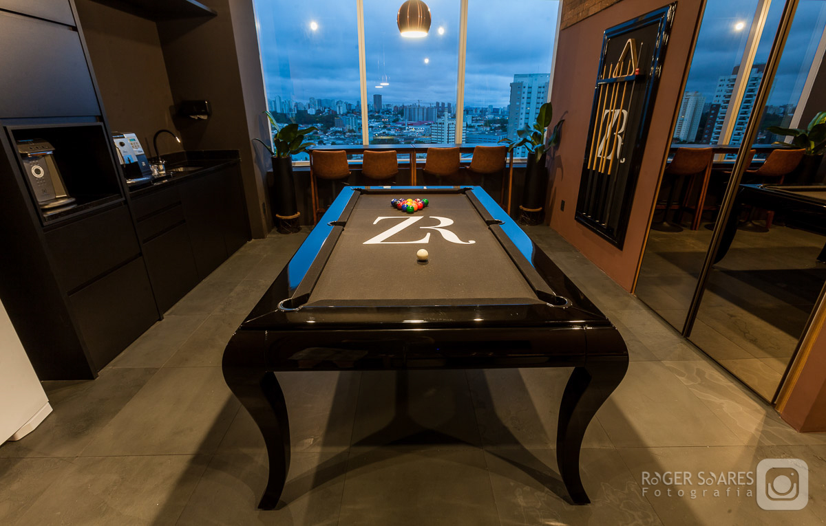 Sala Hall de Entrada Recepção Logotipo Marca Desing de Interiores Decoração Flores Mesas Tampos Sofá reunião Advogados Advocacia Direito Prédio Torre Empresarial Nestle Avenida das Nações Unidas Marginal Pinheiros São Paulo Capital Mesa Bilhar