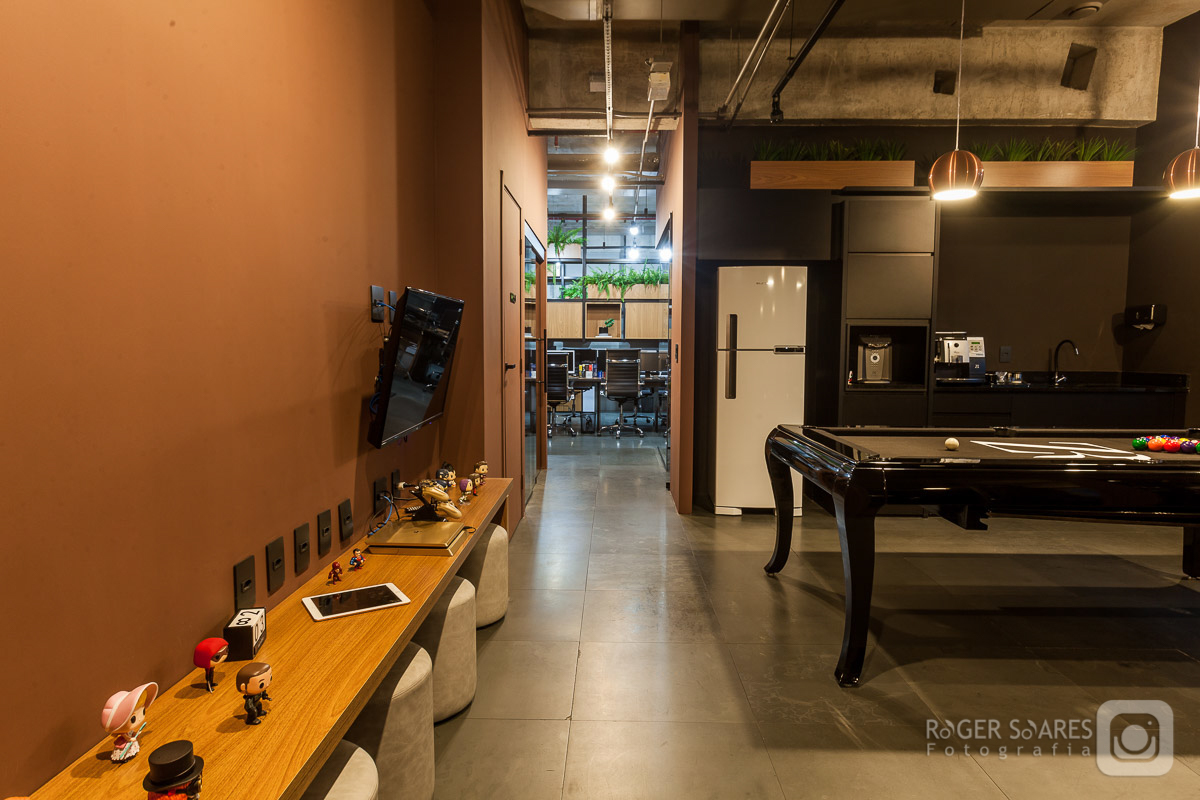 Sala Hall de Entrada Recepção Logotipo Marca Desing de Interiores Decoração Flores Mesas Tampos Sofá reunião Game PS4 Empresarial Nestle Avenida das Nações Unidas Marginal Pinheiros São Paulo Capital Mesa Bilhar