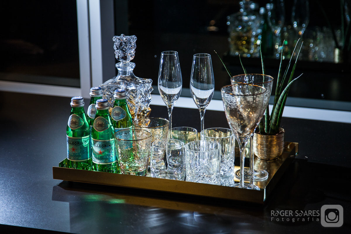 Sala Hall de Entrada Recepção Logotipo Marca Desing de Interiores Decoração Flores Mesas Tampos Sofá reunião Game PS4 Empresarial Nestle Avenida das Nações Unidas Marginal Pinheiros São Paulo Capital Agua Taças Copos Cristal Vidro Luxo