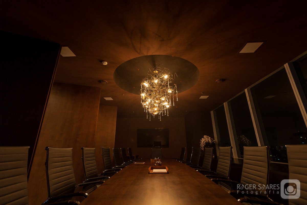 Sala Hall de Entrada Recepção Logotipo Marca Desing de Interiores Decoração Flores Mesas Tampos Sofá reunião Advogados Advocacia Direito Prédio Torre Empresarial Nestle Avenida das Nações Unidas Marginal Pinheiros São Paulo Capital Flores Lustres Noite